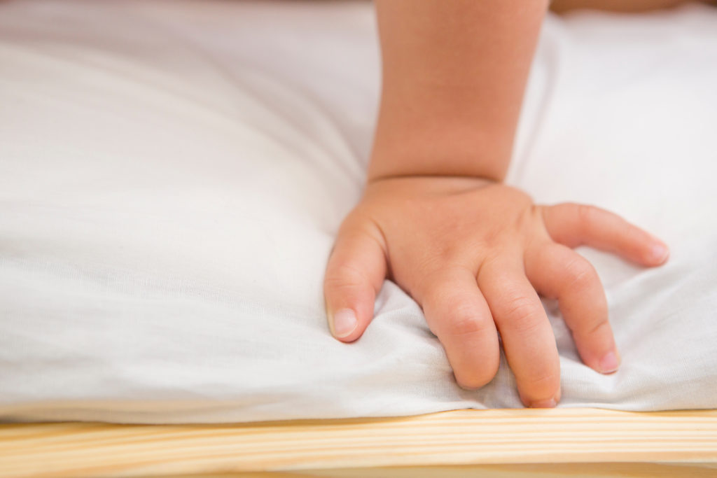 子供が触れる寝具のリスク